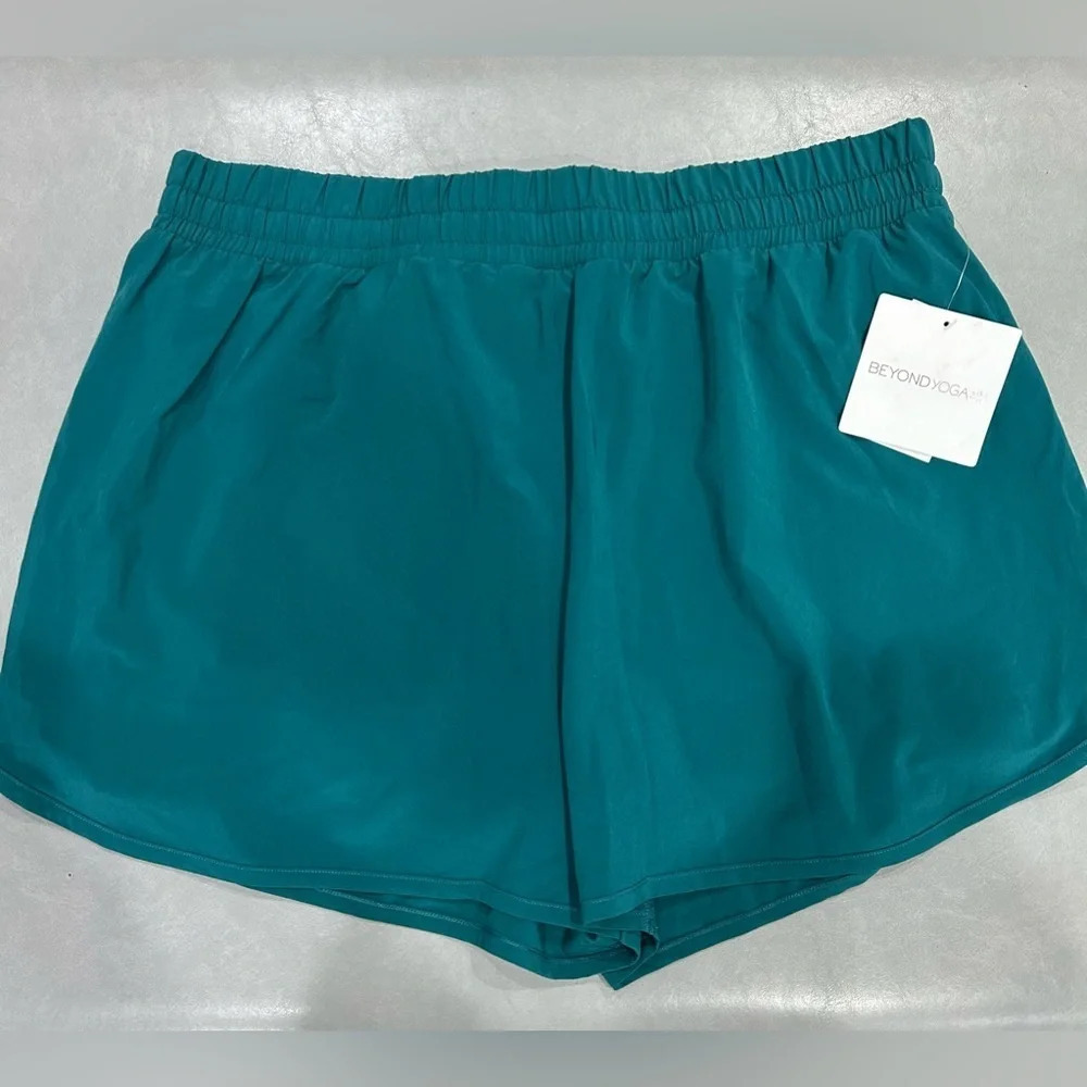 Beyond Yoga Women’s XL In Stride Lined Shorts Lunar Teal NWT Running Yoga